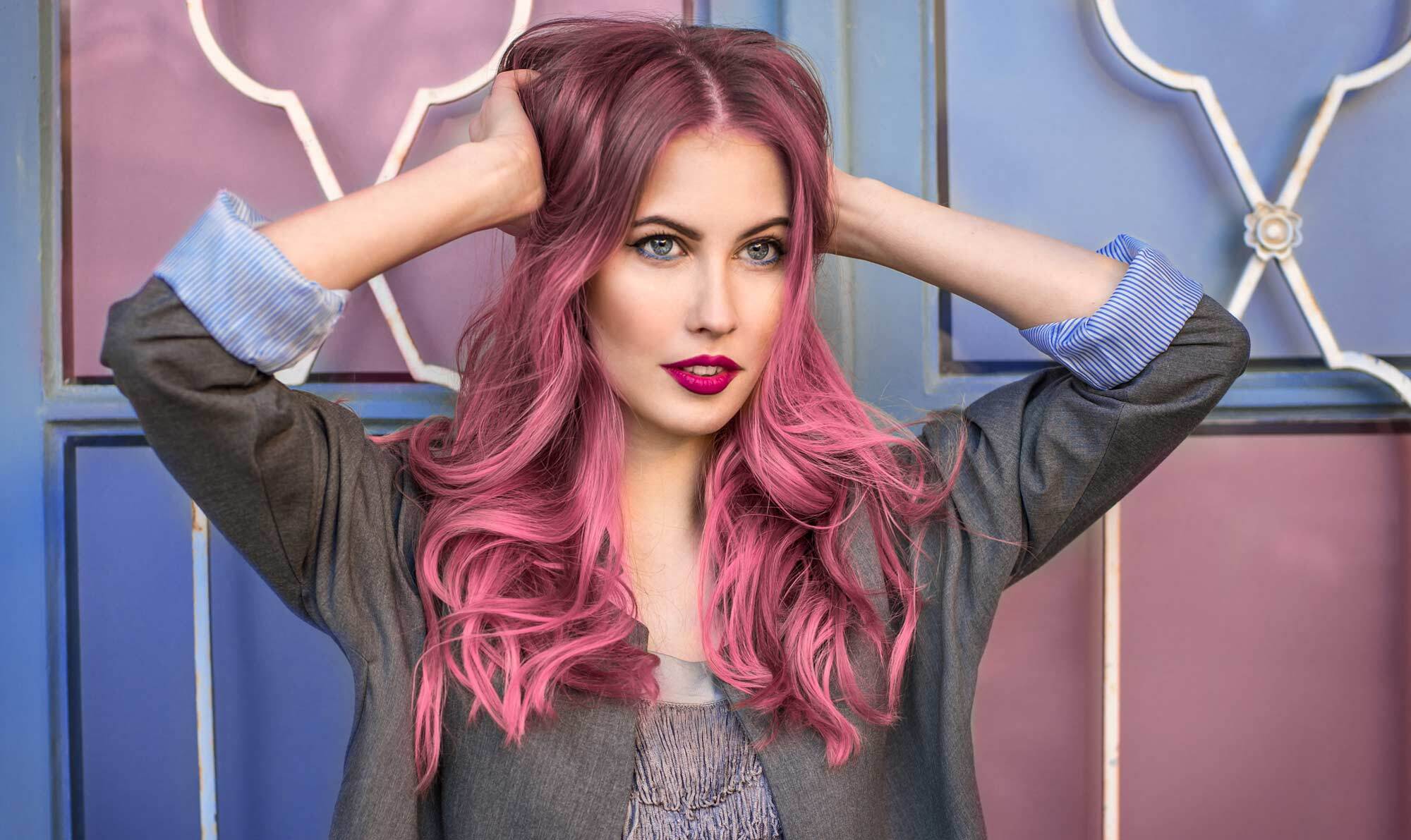 modelo com cabelos coloridos 2017 na cor rosa