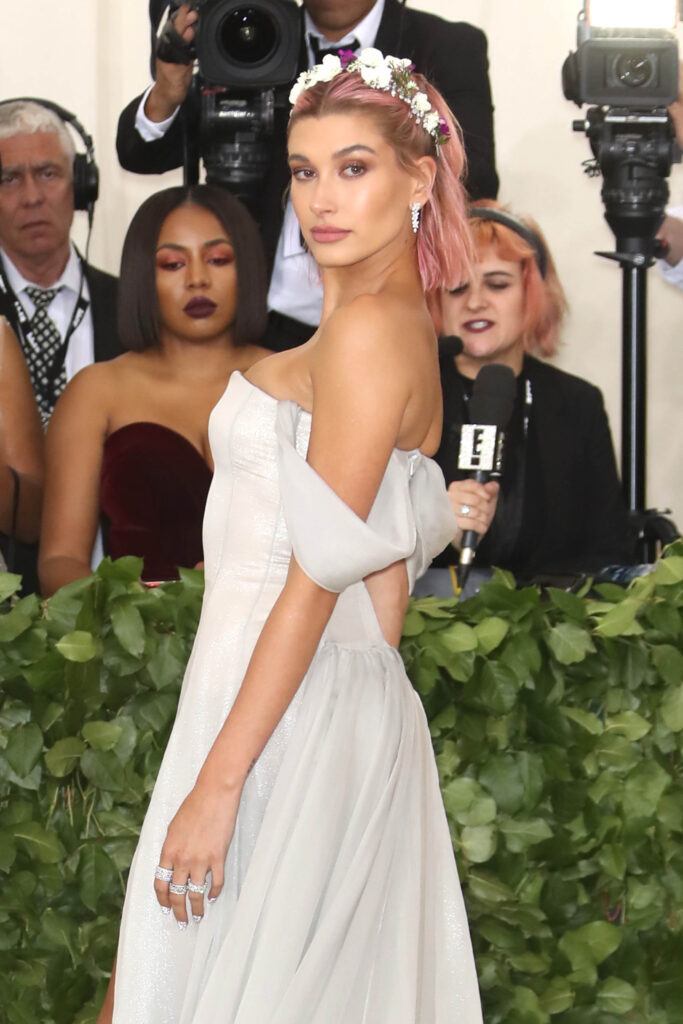 hayley bieber com cabelo rosa colorido