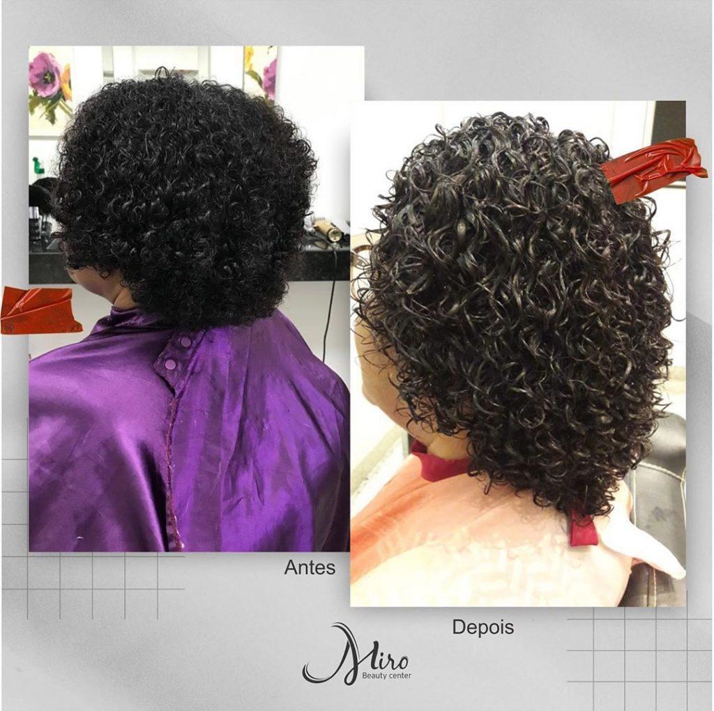 mulher com permanente afro no cabelo