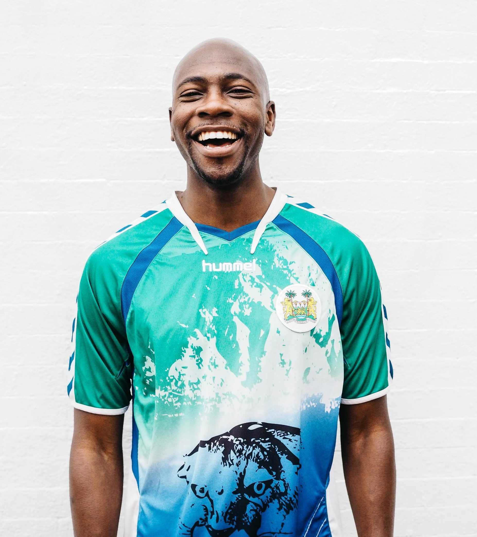 homem sorrindo com cabeça raspada máquina 0
