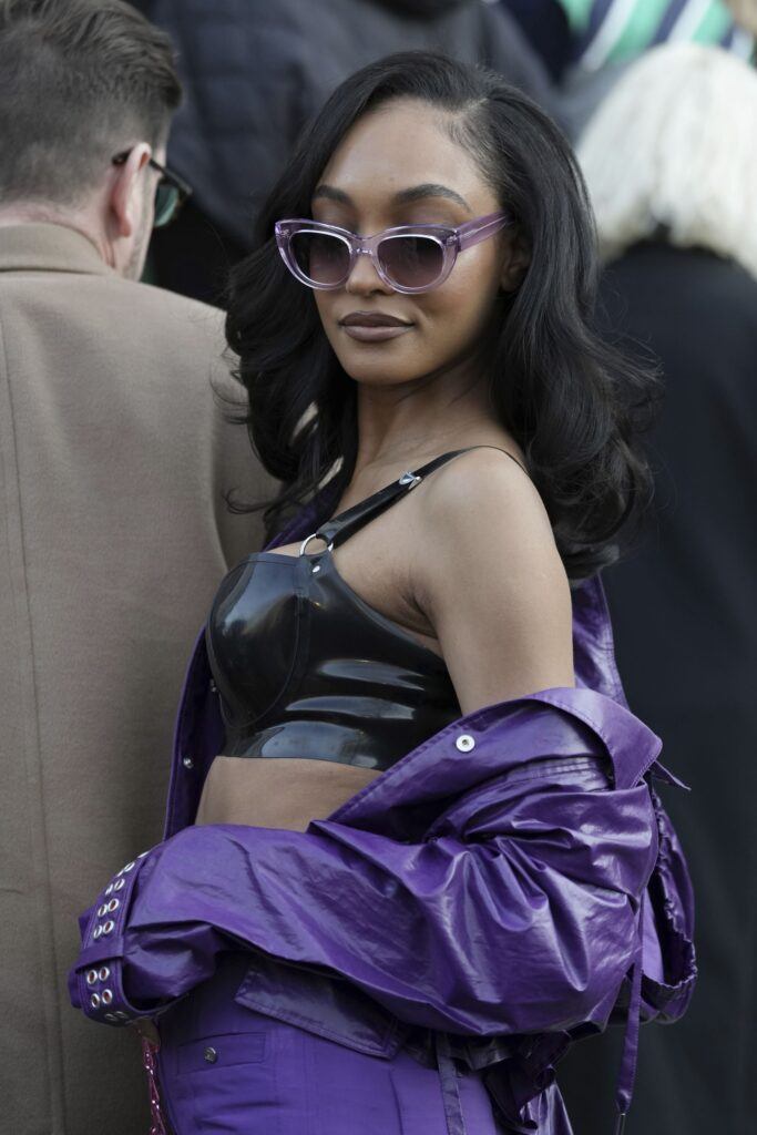 modelo jourdan dunn com óculos escuros e cabelo longo castanho escuro