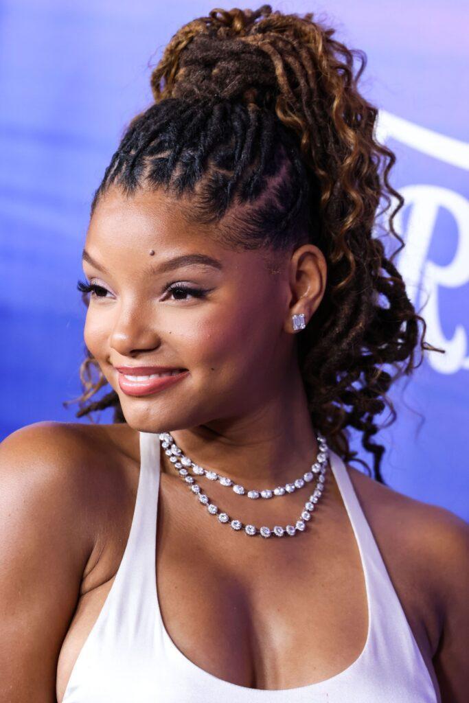 cantora halle bailey com cabelo caramleho com gipsy braids