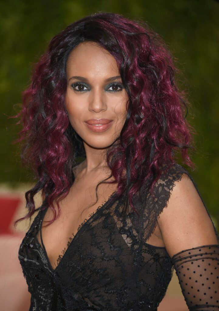 atriz kerry washington com cabelo borgonha