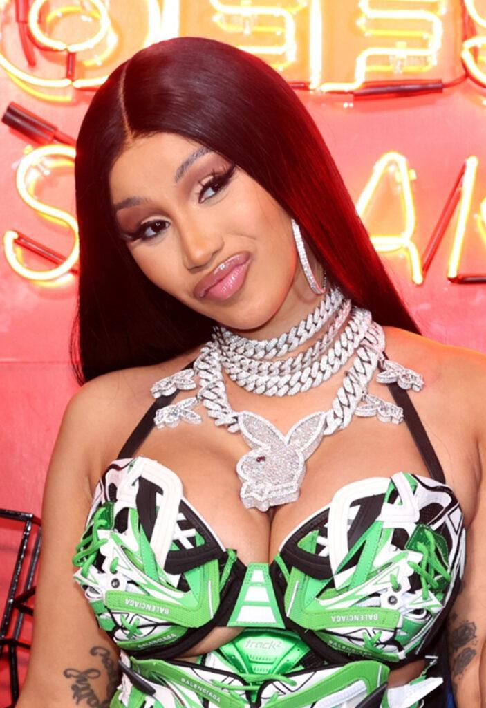 cardi b com cabelo longo liso marsala