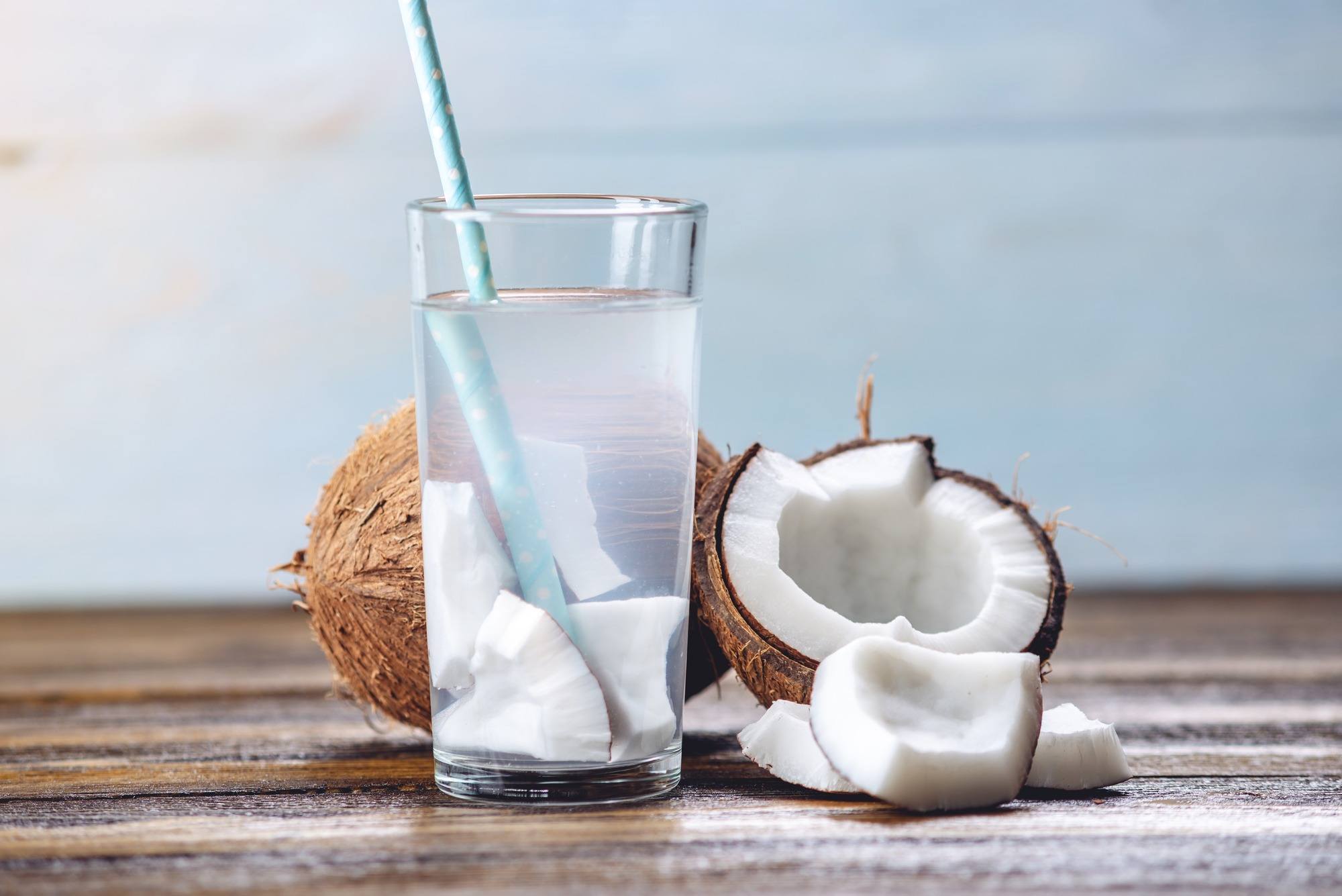 água de coco nos cabelos benefícios