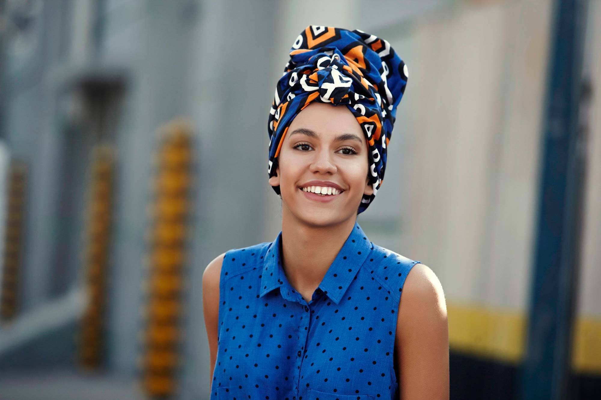 modelo morena com turbante no cabelo