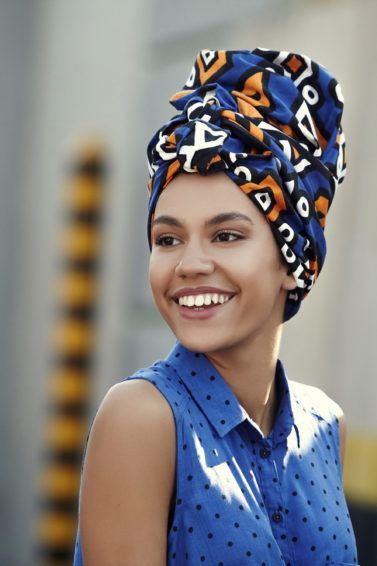 modelo morena com turbante no cabelo