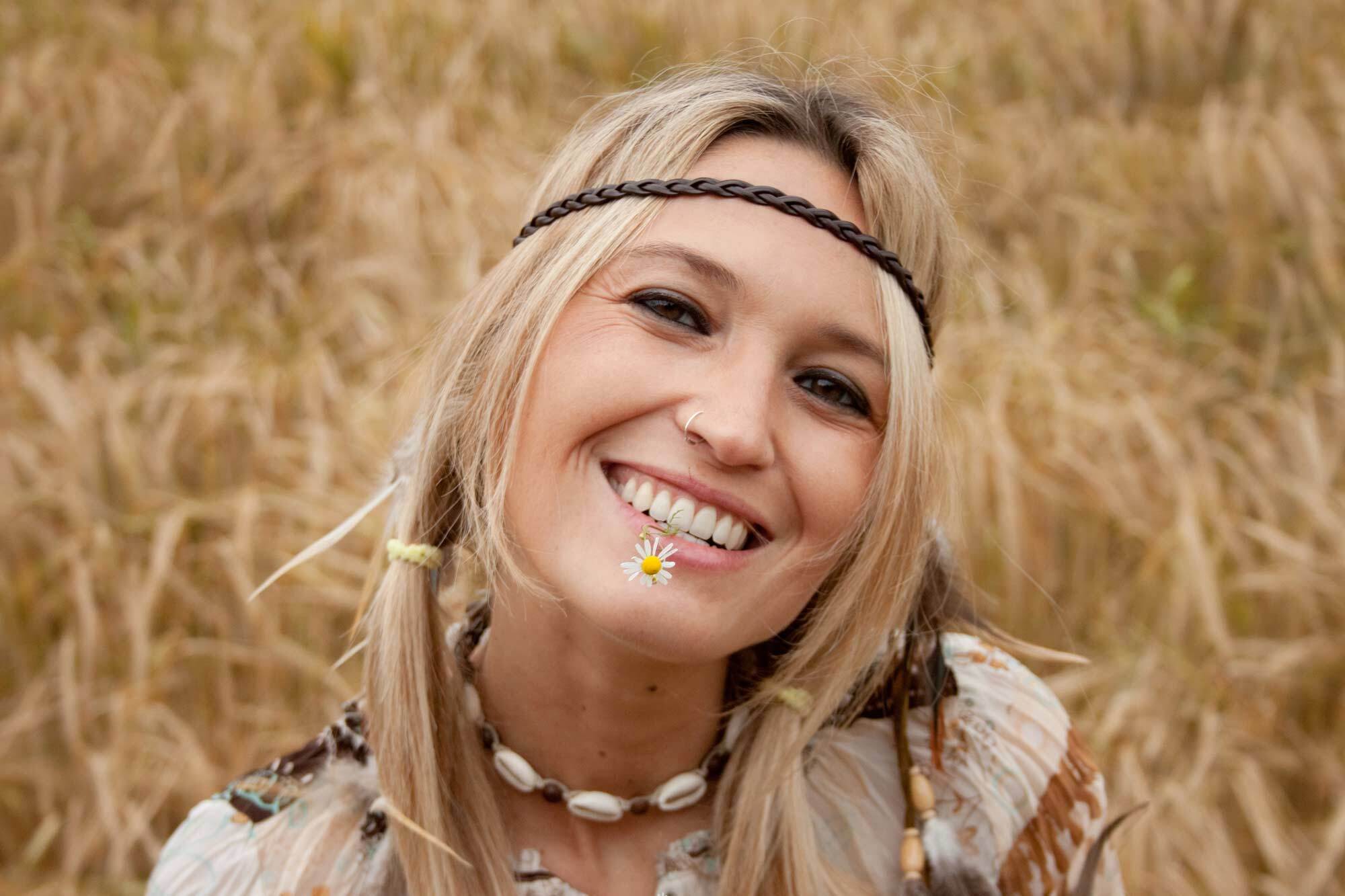 modelo usando um dos penteados hippie