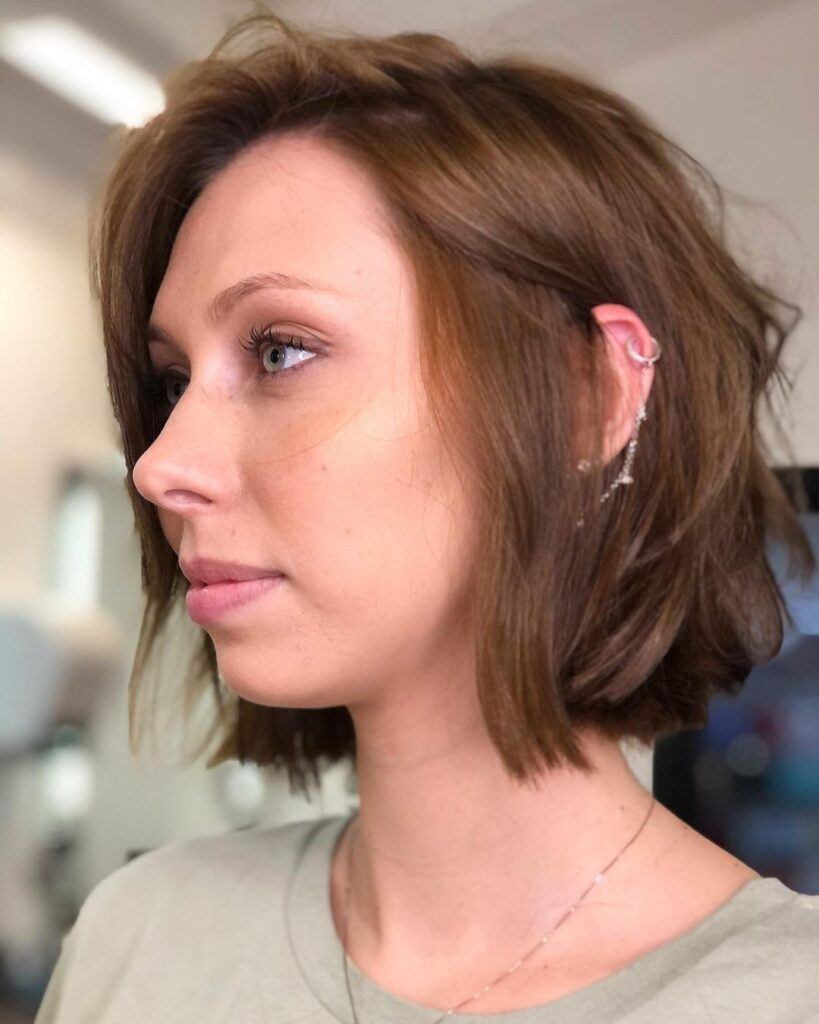 mulher-branca-com-cabelo-chanel-tradicional-despojado-com-castanho-marrom
