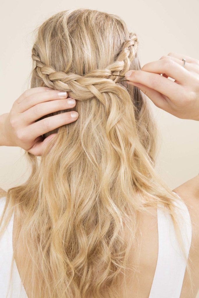 modelo de Cabelo semipreso com trança