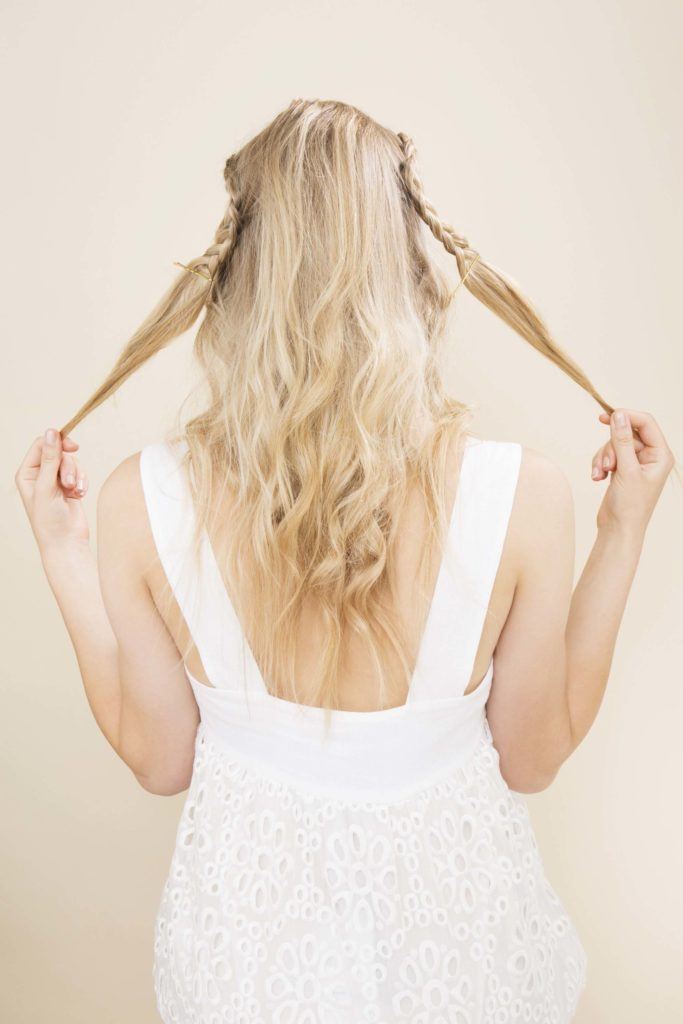 modelo de Cabelo semipreso com trança