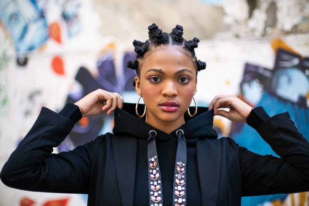 Modelo com penteado bantu knots