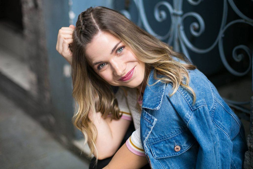 Modelo com cabelo solto e trança unicórnio no topo da cabeça