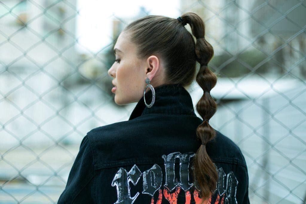 Modelo com cabelo de comprimento longo e rabo de cavalo bolha