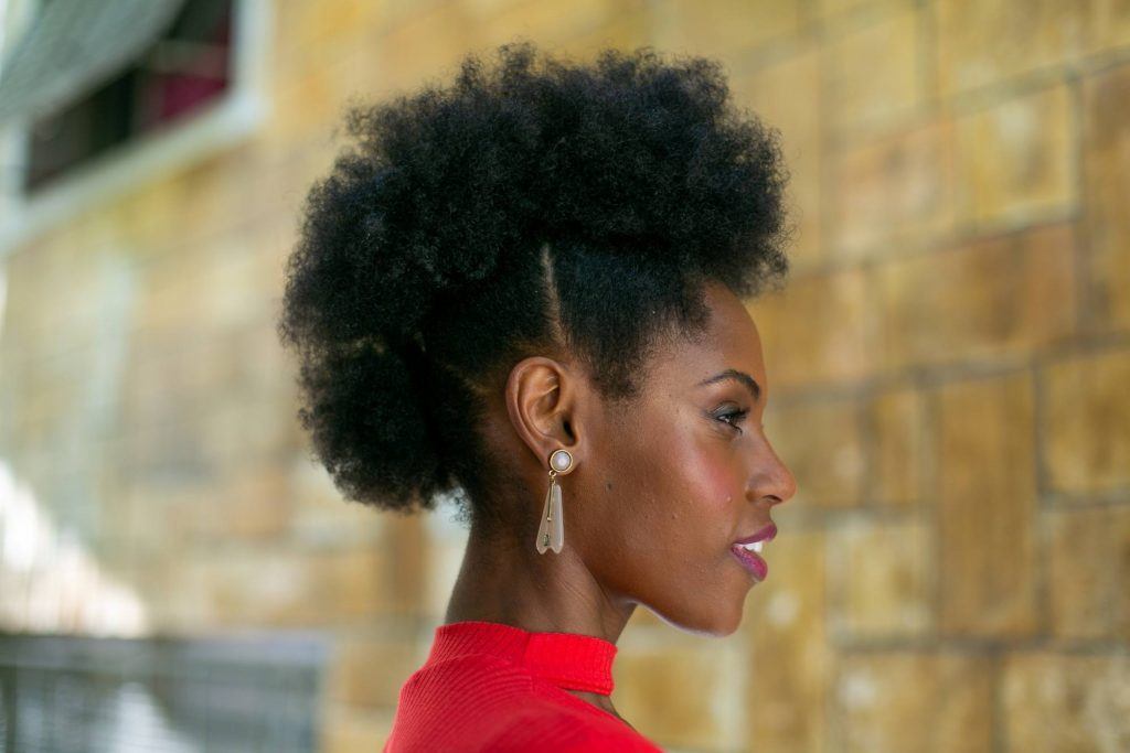 Modelo com cabelo crespo e penteado moicano para o Coala Festival