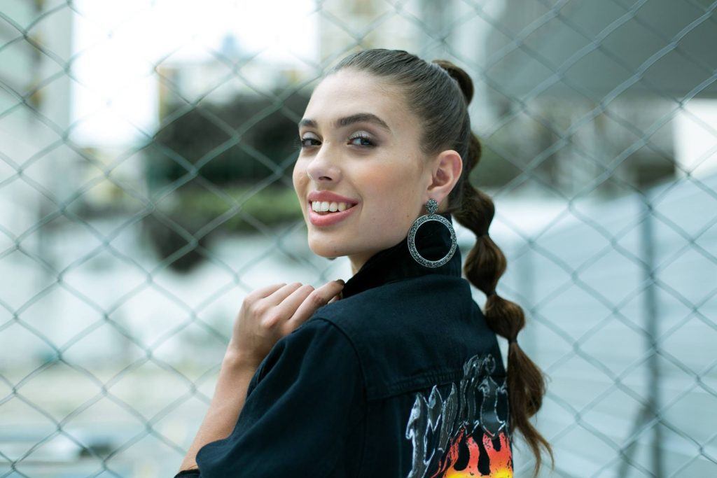 Modelo com cabelos castanhos e longos com penteado rabo de cavalo bolha para o Coala Festival