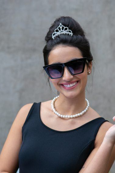 Modelo com coque banana e coroa inspirados em Bonequinha de Luxo