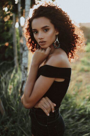 mulher com cabelo cacheado 3 B