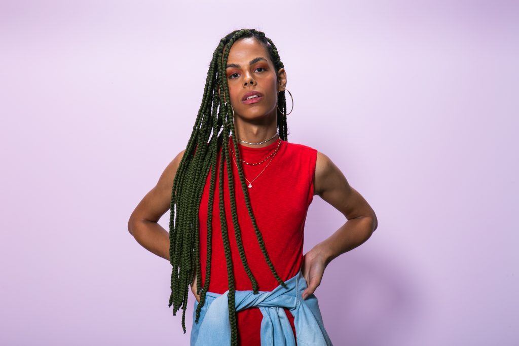 Modelo com box braids longas no cabelo afro