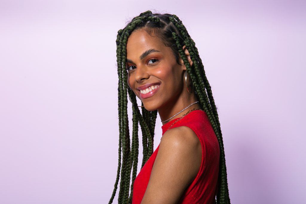 Modelo com box braids no cabelo longo e preto