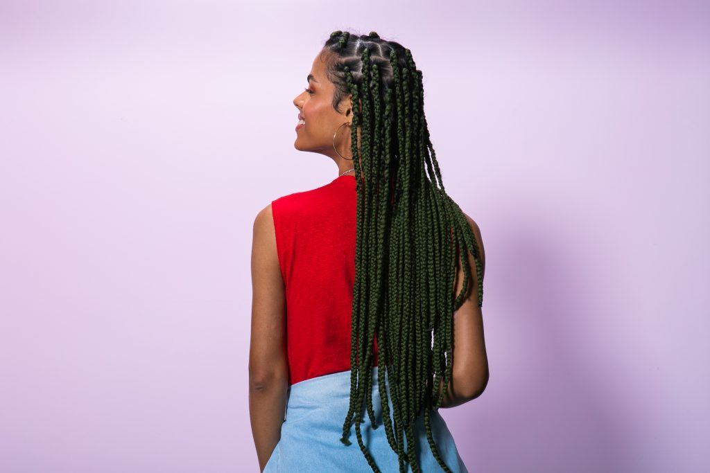 Modelo com box braids vistas de costas
