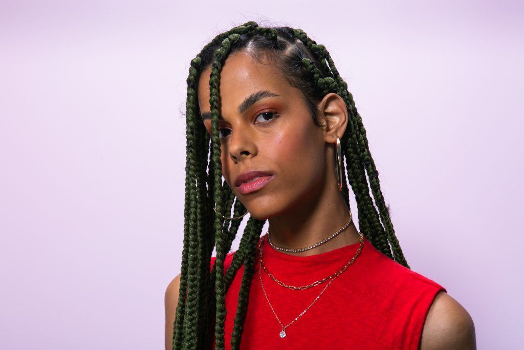 Modelo com box braids longas e com fibra sintética verde