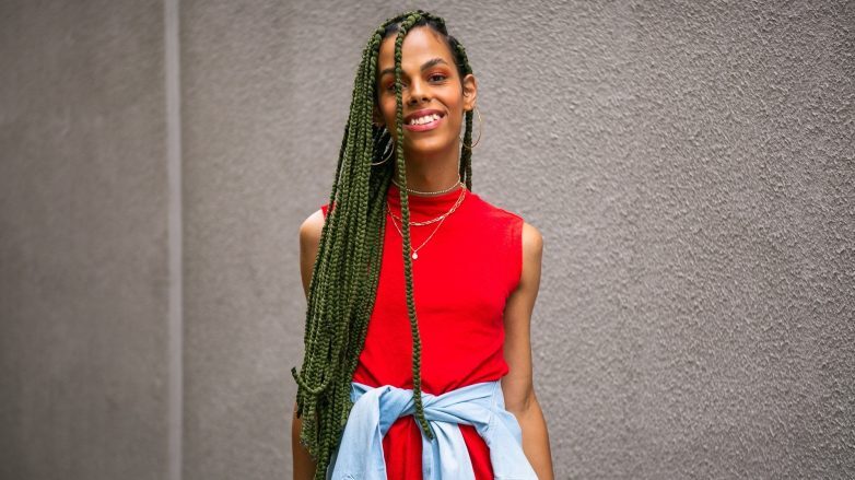 Modelo com box braids no cabelo