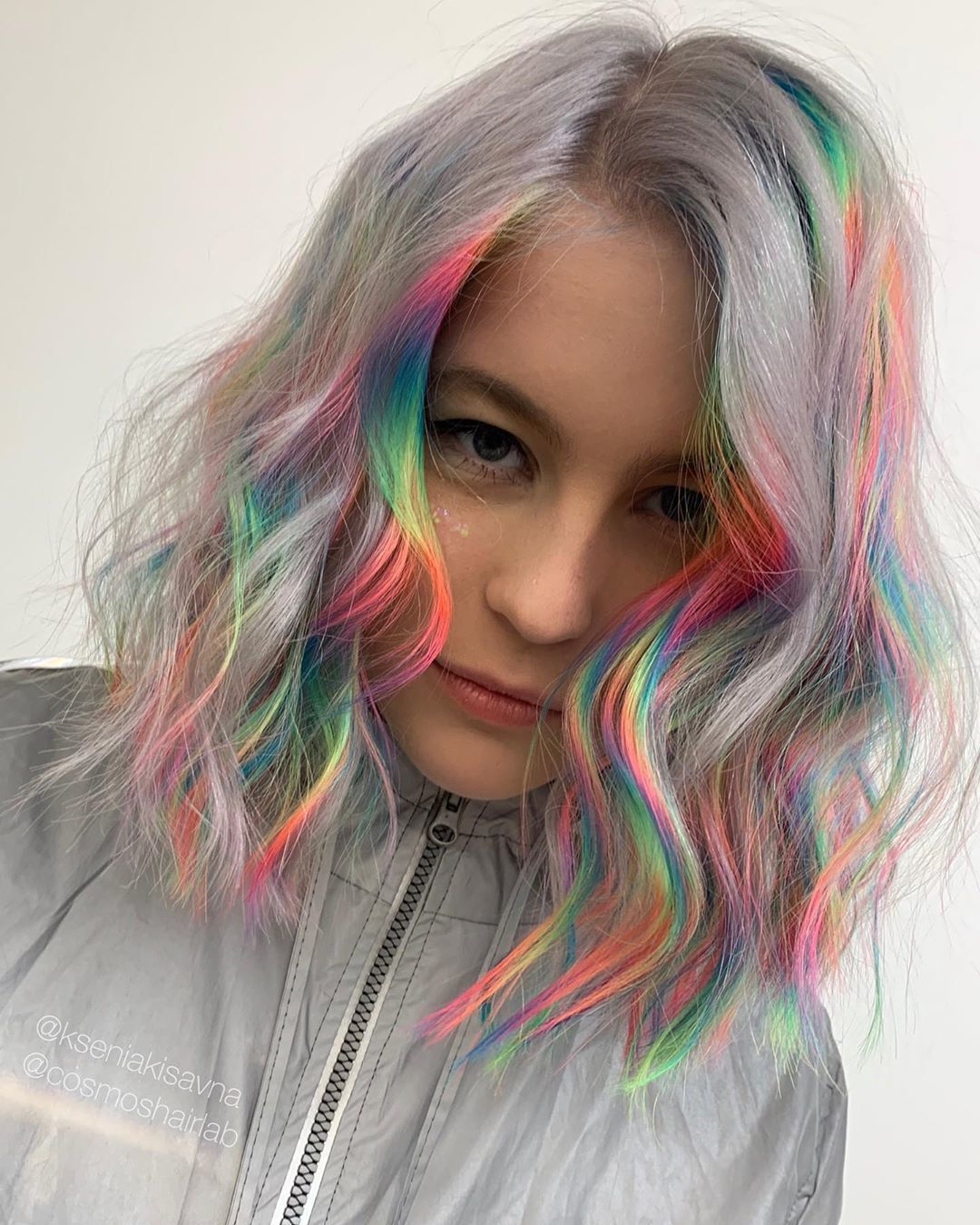 mulher com cabelo ondulado com efeito holográfico nos fios