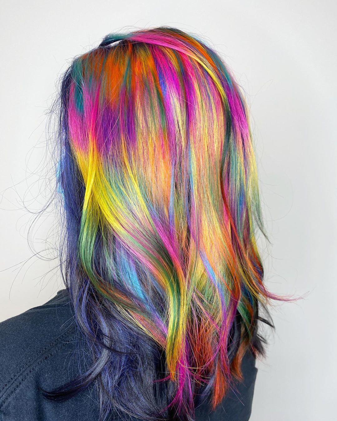 mulher de costas com cabelo holográfico