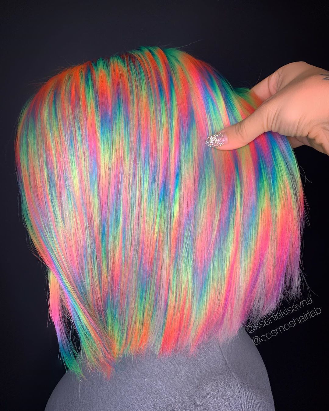 mulher com cabelo liso curto com efeito holográfico em ziguezague