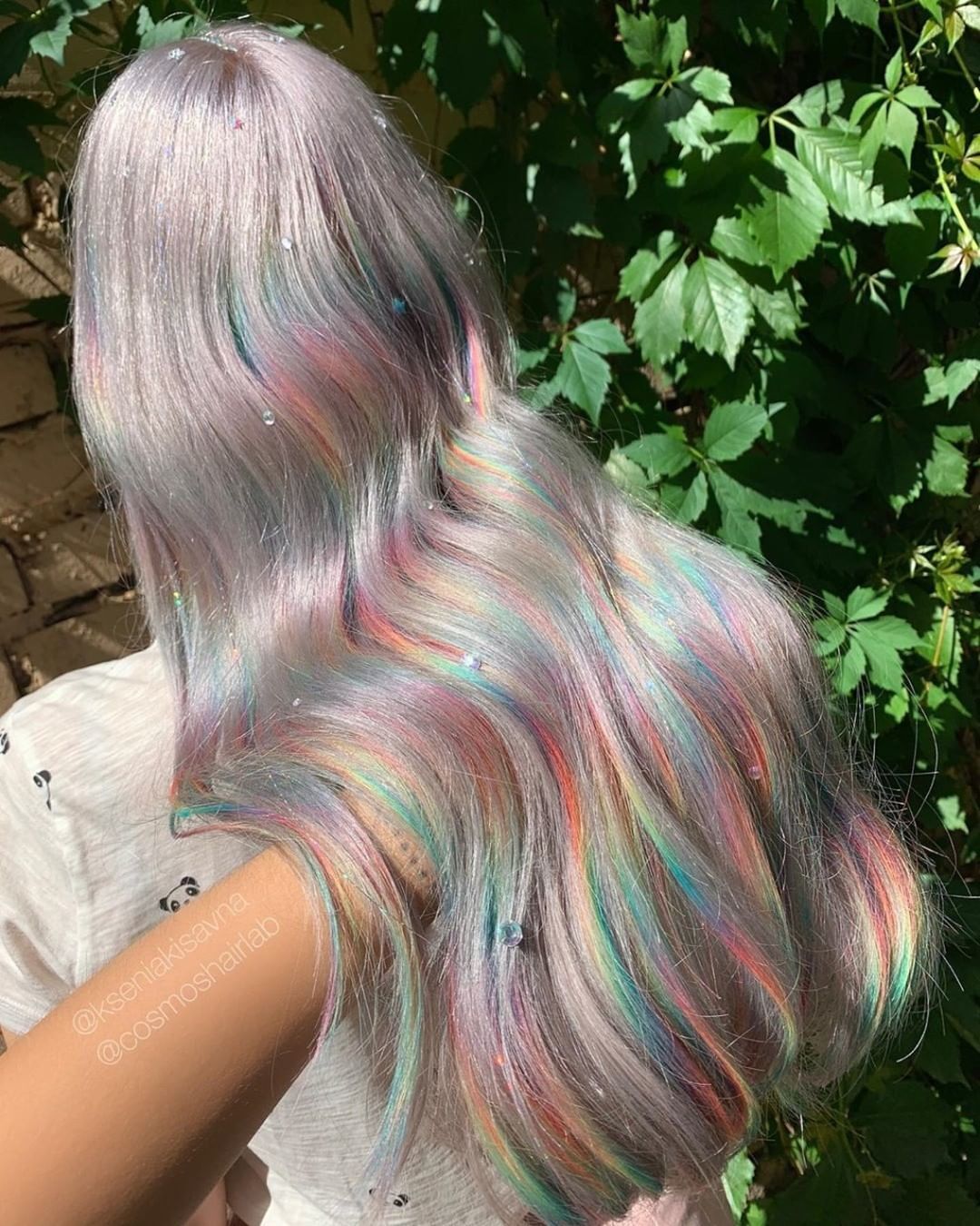 Conheça os cabelos holográficos, efeito que inspirou o glitch hair