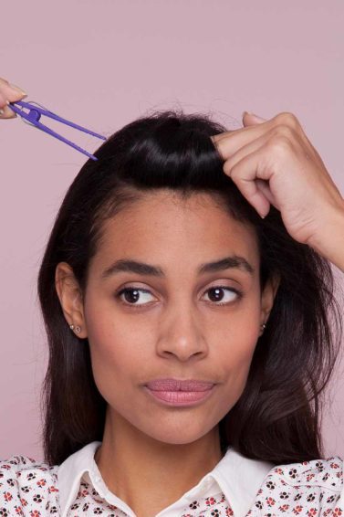 Modelo enrola as mechas para fazer dedinho no cabelo