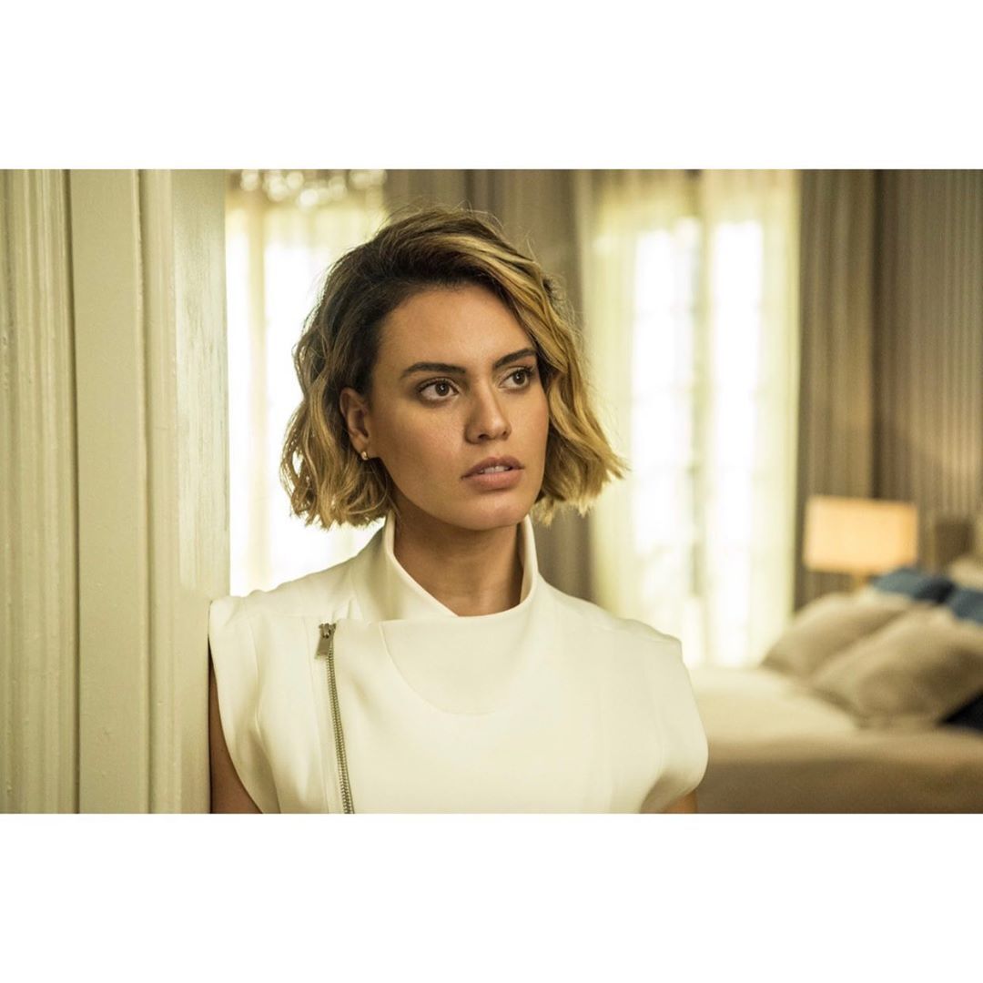 mulher com cabelo chanel na altura do queixo loiro