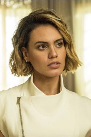 mulher com cabelo chanel na altura do queixo loiro