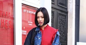 modelo com o cabelo curto de base repicada