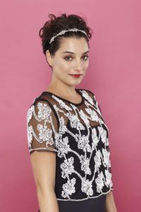 modelo com o penteado para cabelo curto com volume para trás