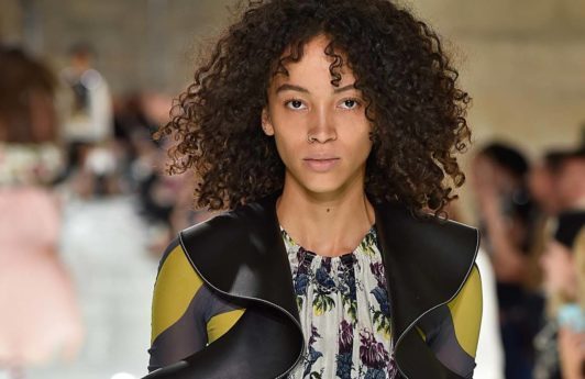 Cremes para cabelos cacheados: 4 opções para arrasar na finalização