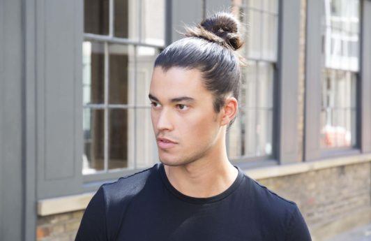 Tem cabelo longo? Aprenda a fazer coque alto masculino