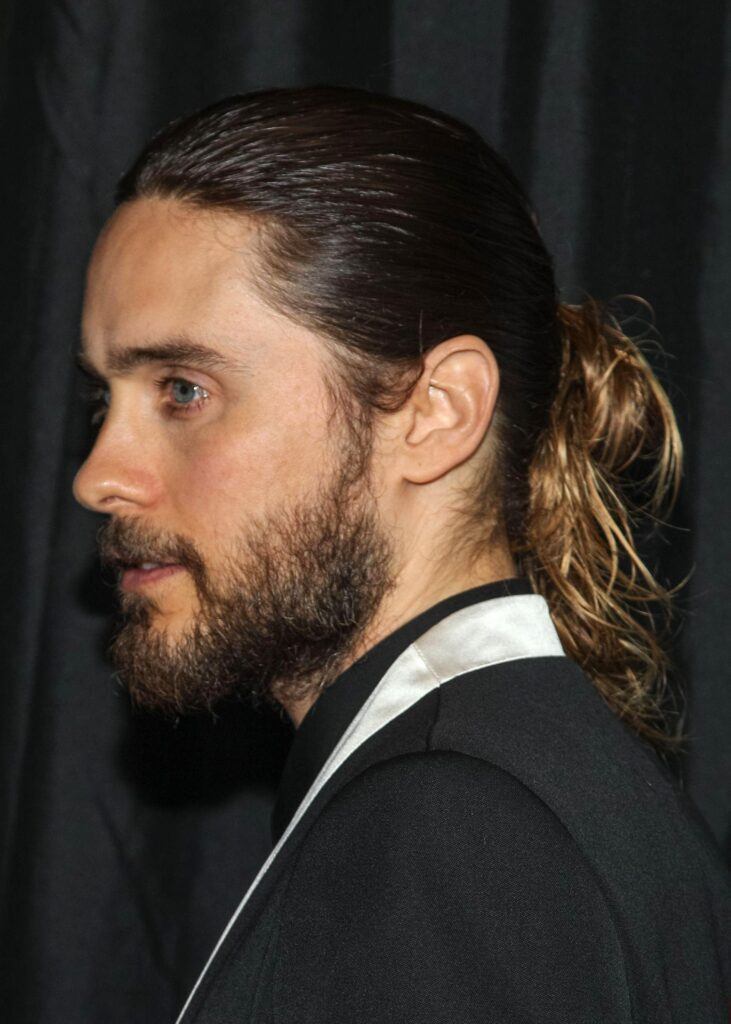 homem com coque de efeito molhado gel