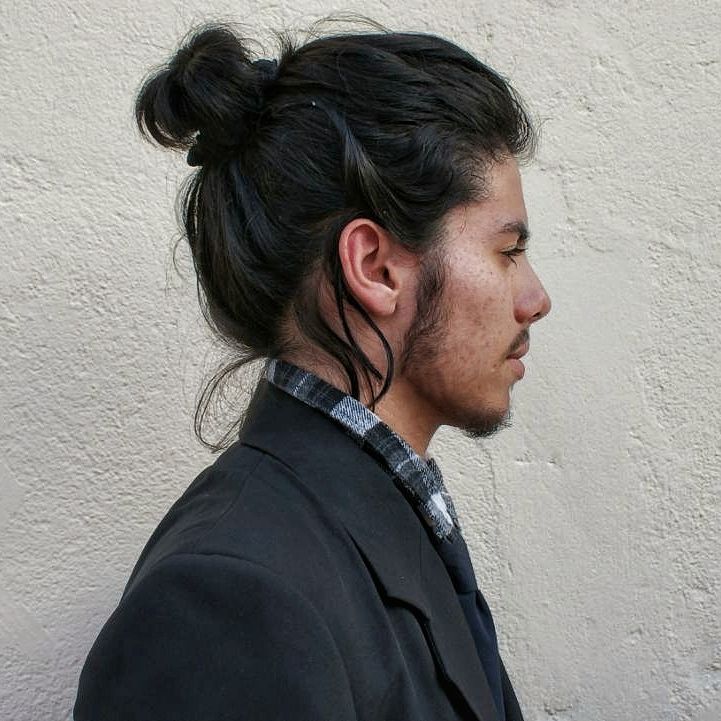homem usando barba e coque masculino