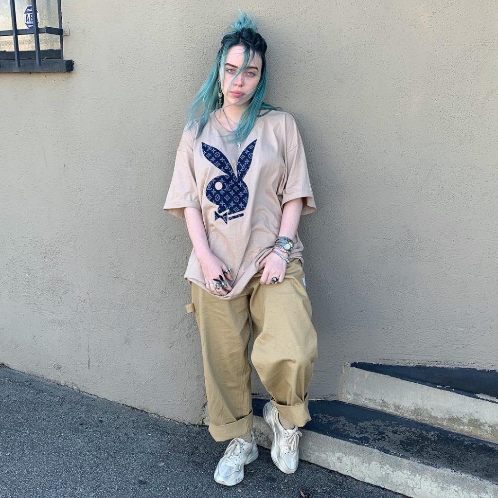 cantora billie eilish com cabelo azul com a raiz preta