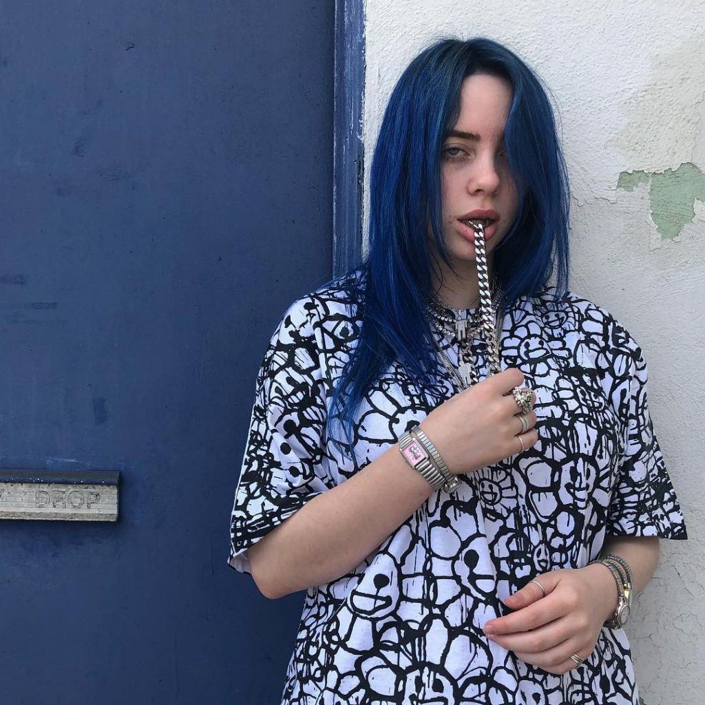 cantora billie eilish com cabelo azul escuro