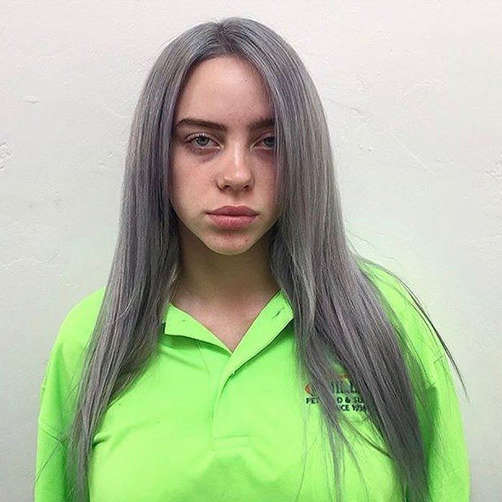 cantora billie eilish com cabelo cinza escuro