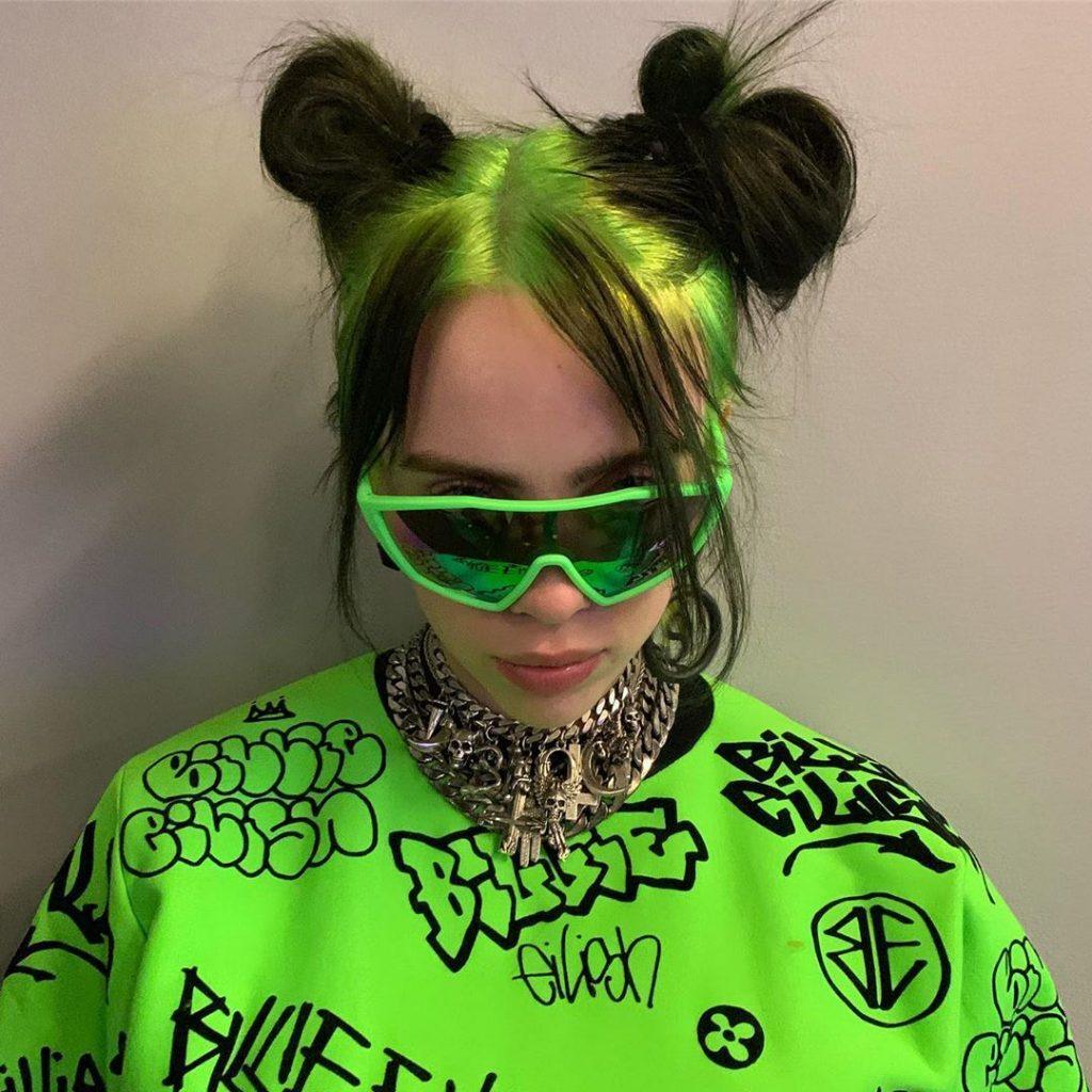 cantora billie eilish com coque duplo