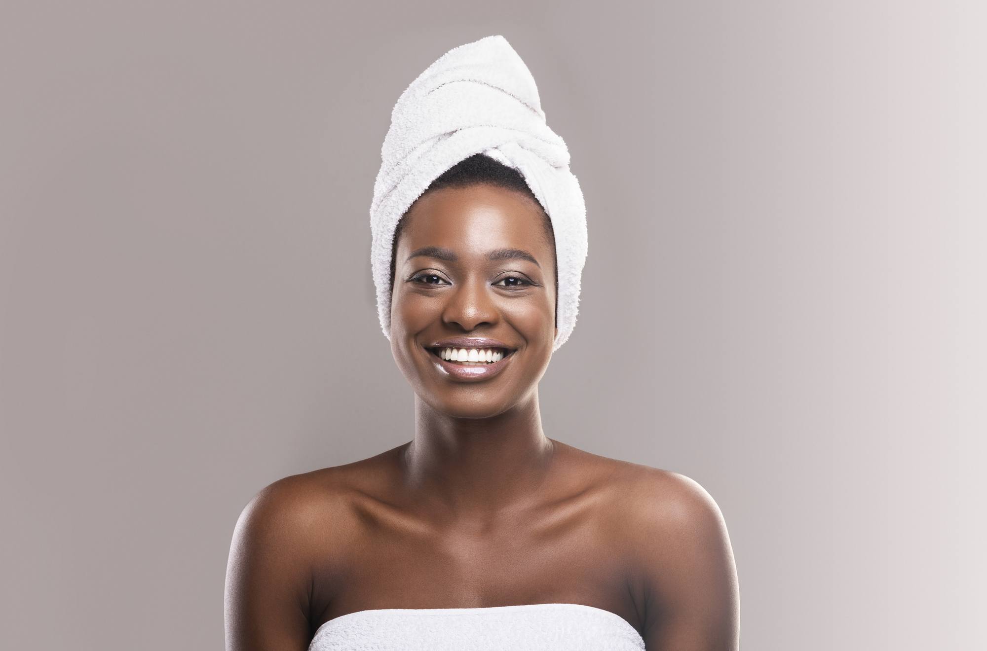Mulher com toalha amarrada no cabelo