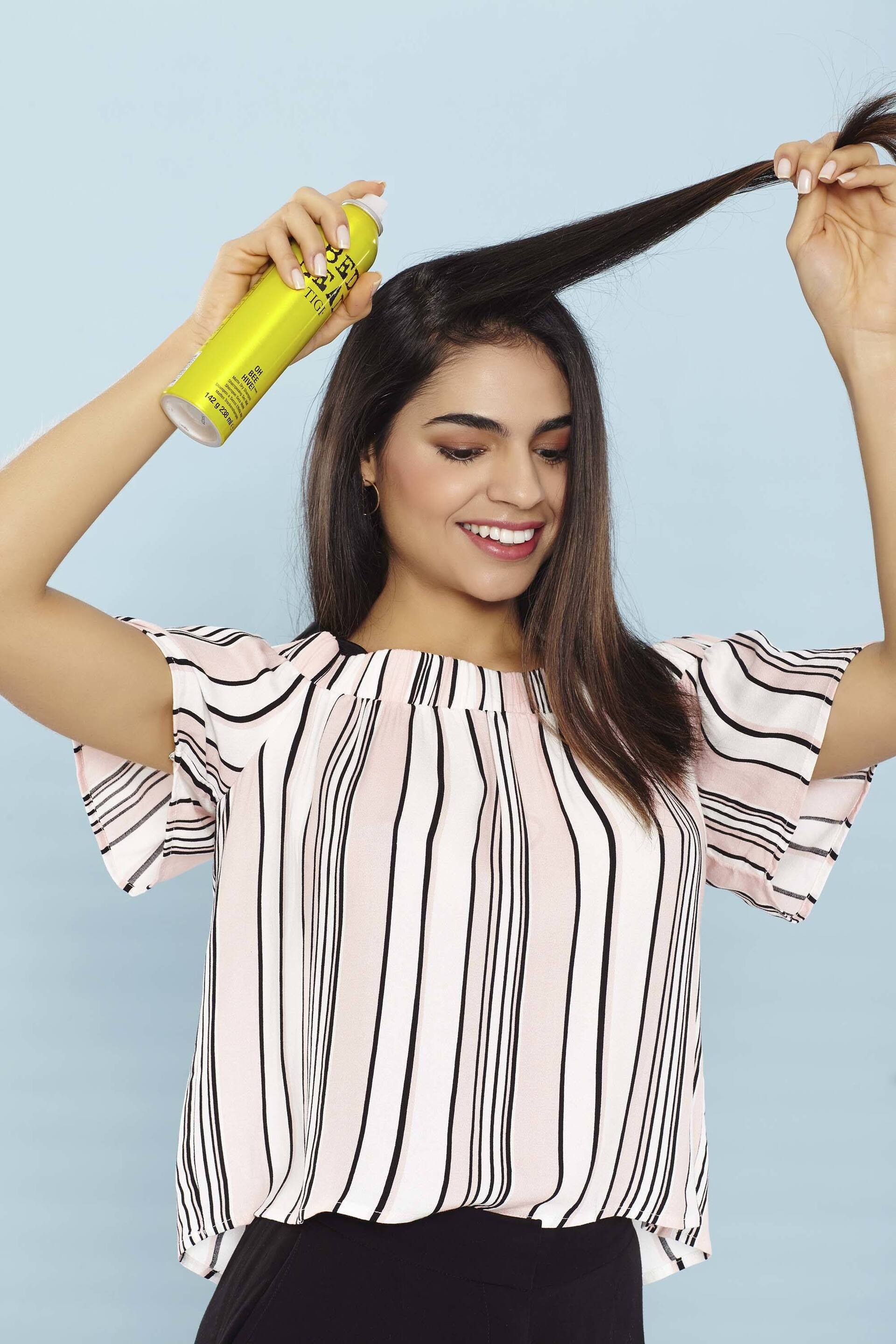 modelo de Como usar shampoo seco