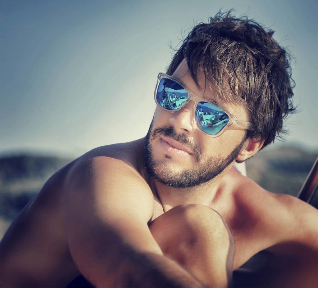 homem com penteado masculino com franja