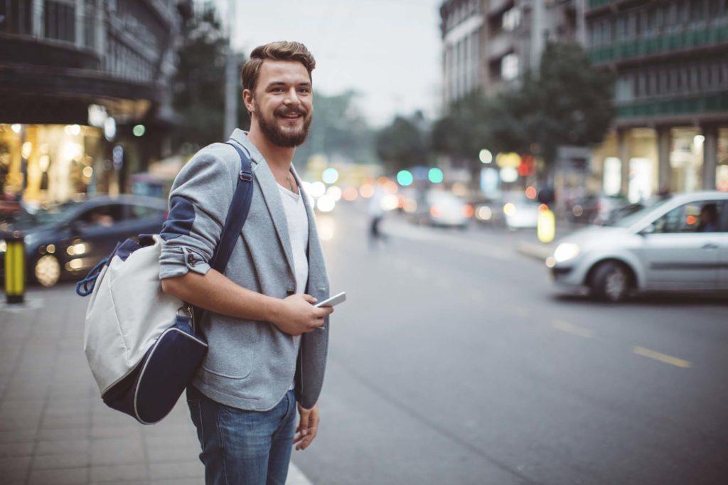 homem com penteados masculinos para o lado