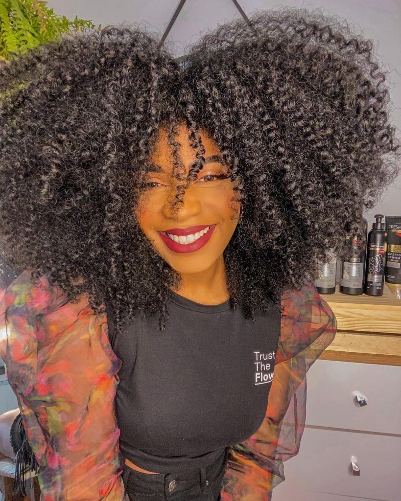 mulher com cabelo crespo definido