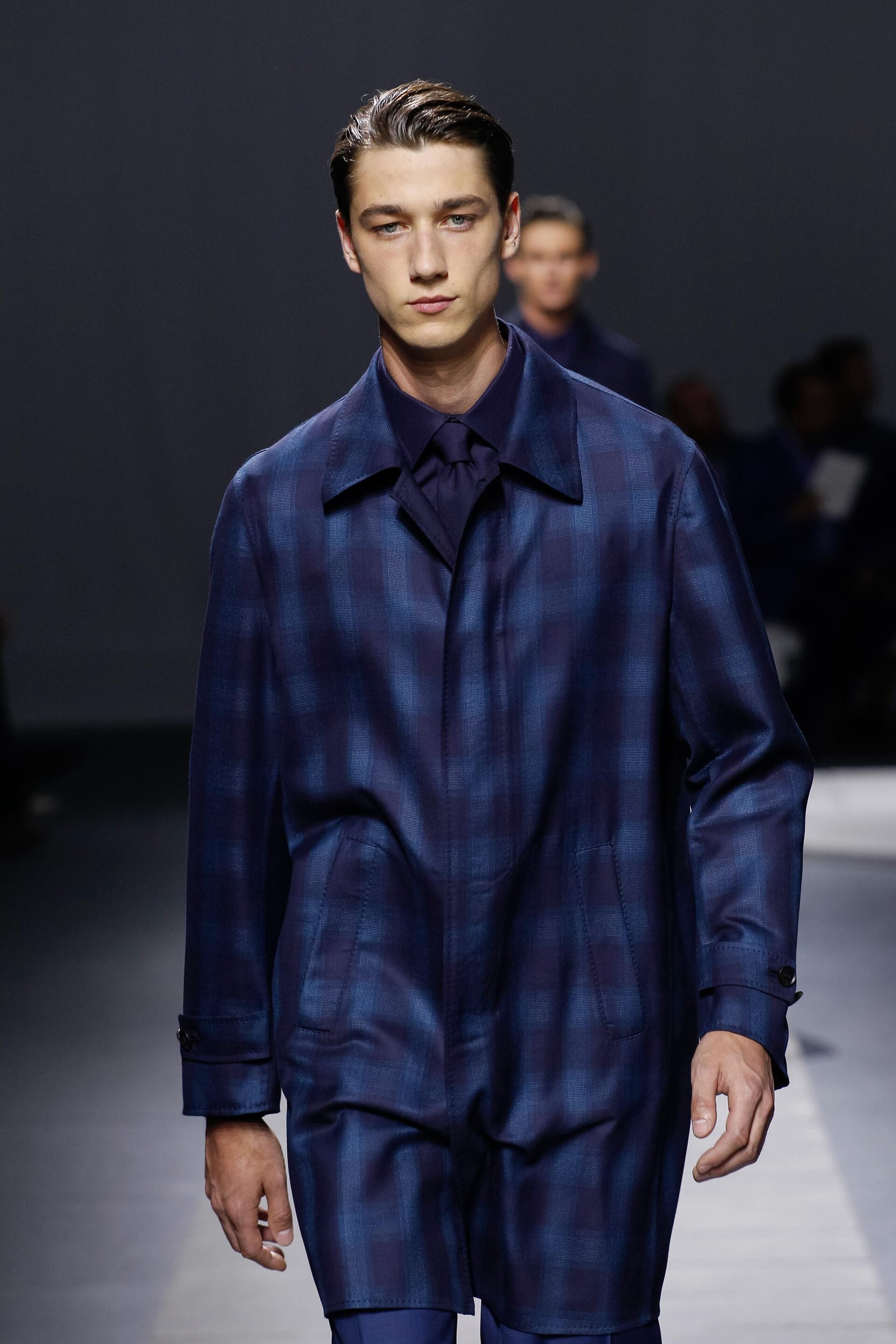 modelo com cabelo efeito molhado masculino